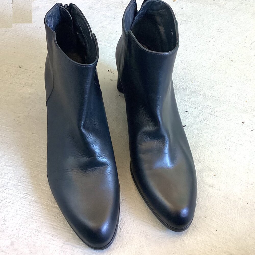 Stuart Weitzman Black Leather Ankle Boots with Gold Detail Heel, Booties Luxury - Picture 12 of 13